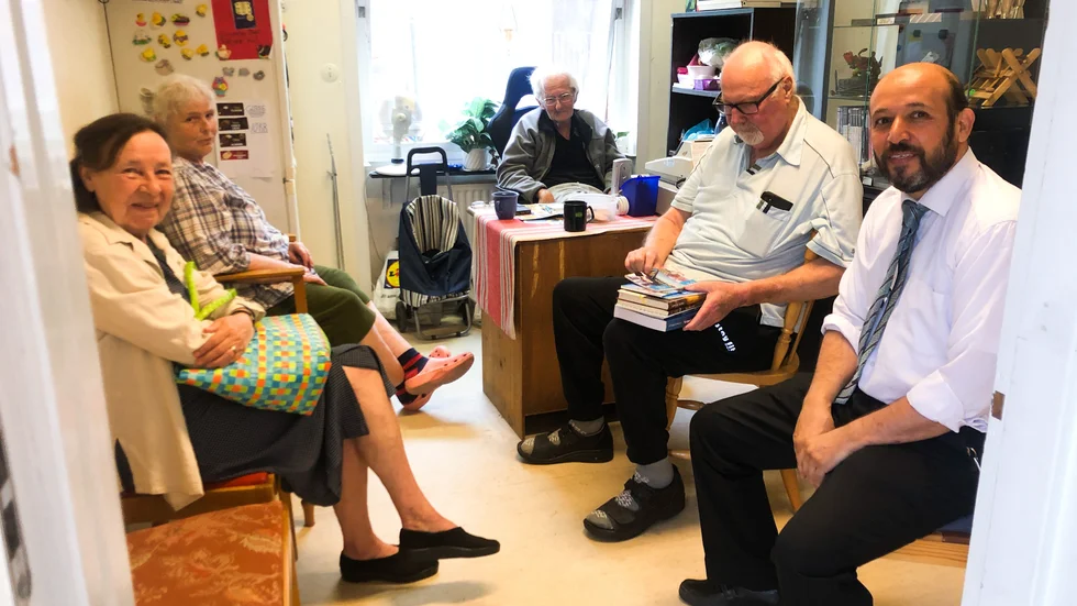 Hatim brukar träffa sina svenska vänner och bekanta på Lasses loppis i Gunnebo, där pratar de om allt möjligt och dricker kaffe. 