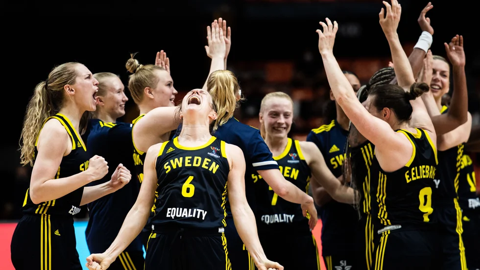 Sveriges basketdamer firar segern mot Italien.