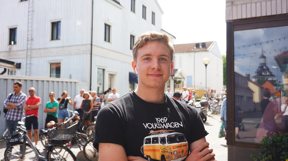 Erik Ohlsén var en av de Västervikare som besökte Systembolaget dagen innan midsommar. I bakgrunden syns kön ringla ända bort mot övergångsstället mot Ellen Key.
