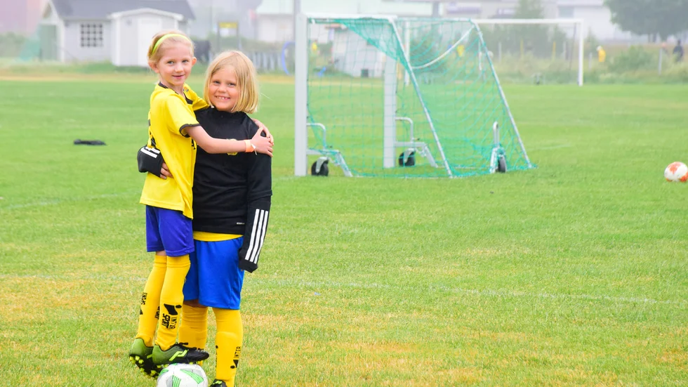 Kompisar Alice Karlsson och Nikki Wall tycker att det är roligt att få umgås på Landslagets fotbollsskola.
