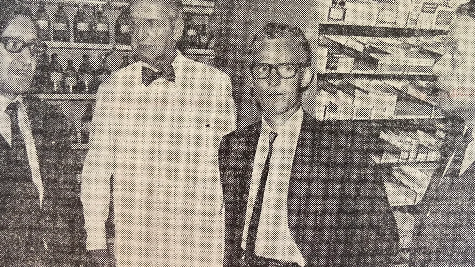 50 år sedan. Inspektion i det förnämliga kallutrymmet i det nya apoteket. Från vänster apotekare Gunnar Eriksson, Socialstyrelsen, apotekschefen Katrineholm, apotekare Sigurd Ahlsten, regionschef Lennart Olsson och biträdade regionschef Åke Gunther, båda från Apoteksbolagens regionskontor i Örebro. 

