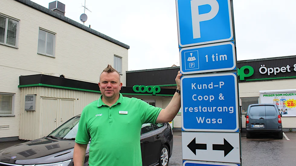 Roberth Pihl, butikschef för Coop i Vadstena, gläds åt att ha fått en uttalad kundparkering.