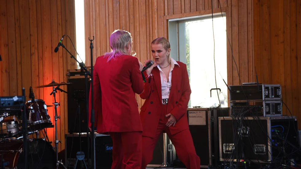 Ikädda röda kostymer intar The Magnettes scenen med stort självförtroende. 
