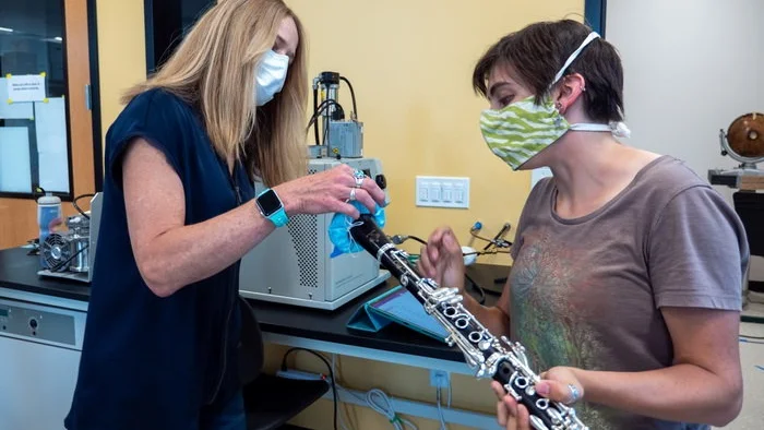 Shelly Miller (vänster) och Tehya Stockman vid Univeristy of Colorado i Boulder gör ett skytt till en klarinett med hjälp av material som används i munskydd.