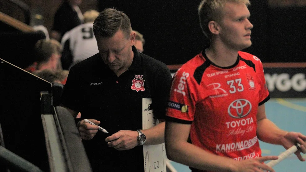 Solfjäderstaden, här tränaren Torbjörn Johansson och spelaren Jacob Larsson, står inför en division 1-säsong där det är låga förväntningar på Motalalaget. Siffror visar också att innebandylaget har en bit kvar till Motalatoppen. På lördag startar serien, med bortamatch på Öland.