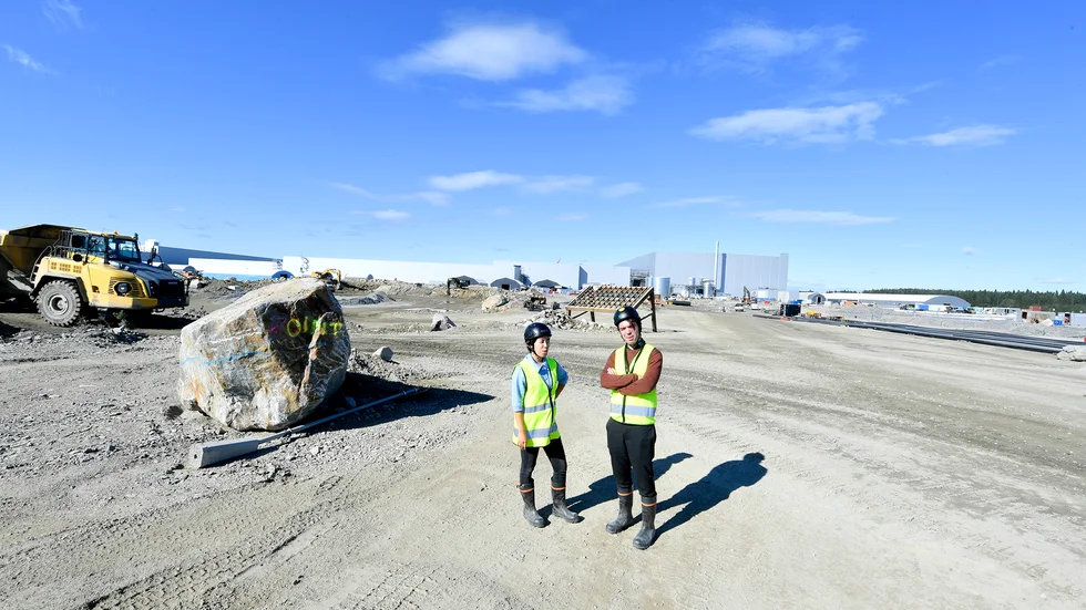 Northvolt Ett, här med Sanna Bäckström, kommunikatör, och Anders Thor, ansvarig samhällsrelationer, växer med den nya markplaneringen österut som ska ge plats för tre produktionslinor.