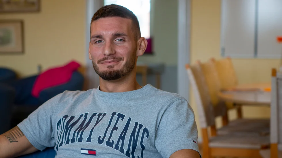 Adnan Zekic i Södra Skolans personalrum. Här jobbar han som elevmentor. Annars är 25-åringen mittback i Borens IK.