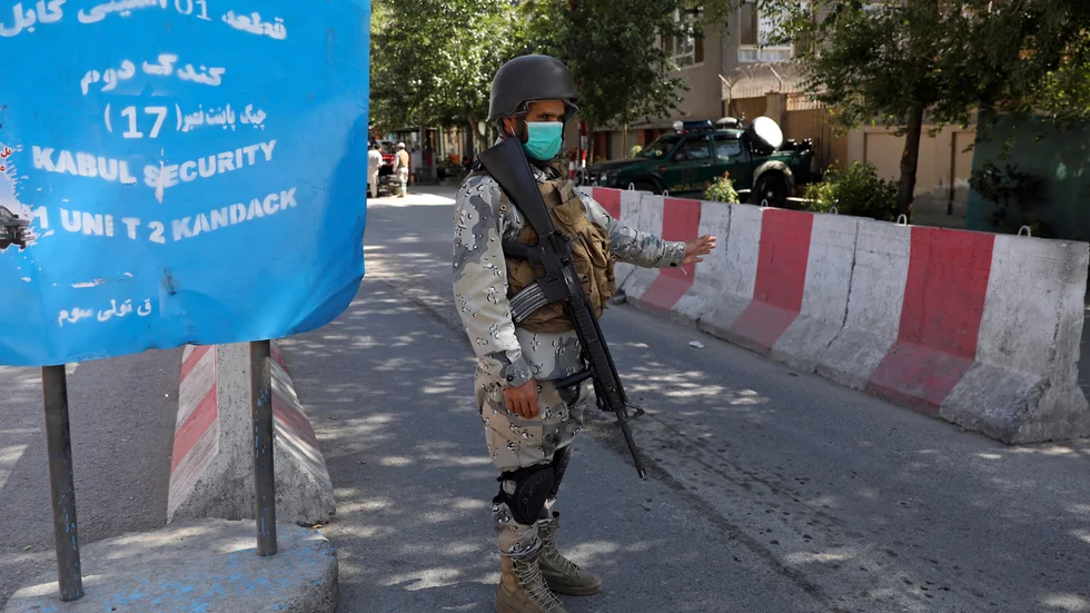 Afghansk säkerhetsvakt kontrollerar inpasserande till Gröna zonen i Kabul, där ambassaderna ligger. Arkivbild.