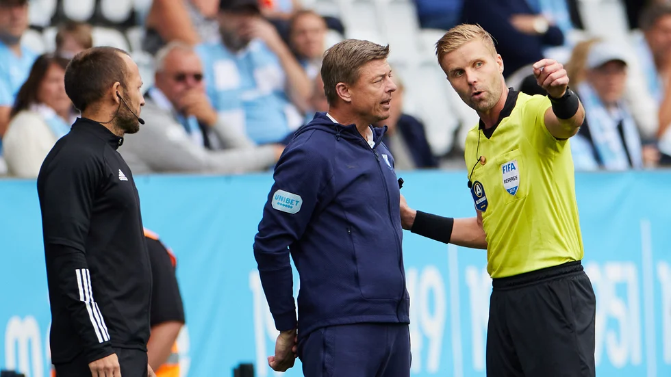 Domare Glenn Nyberg och hemmalaget Malmö FF:s tränare Jon Dahl Tomasson under matchen mot IFK Göteborg, som vann med 3–2 efter en omdiskuterad straff.