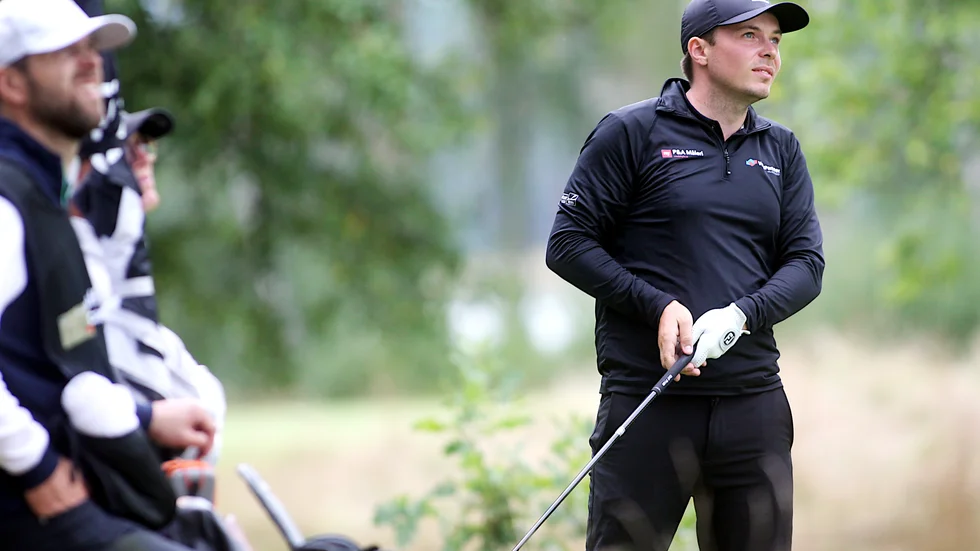 Erik Lindwall blickar oroligt efter ett utslag under den sista ronden av Bråviken Open.