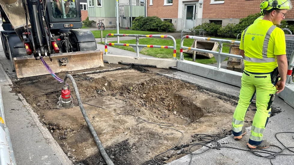 Slukhålet på Ramsjögatan grävs upp. 