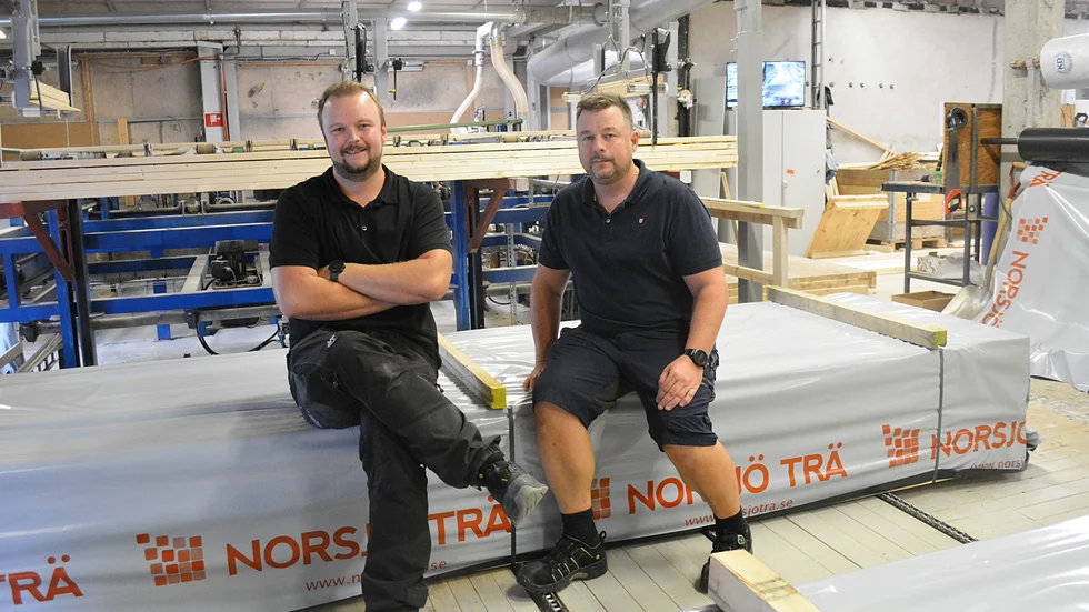 Bröderna Frank och Ralf Signarsson berättar att Norsjö Trä fortfarande har möbelsidan kvar, men att det numera bara är en del av verksamheten.
