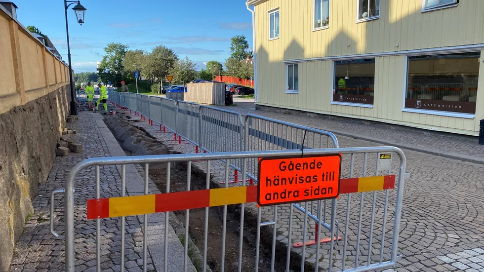 Fotgängare hänvisas tillfällgigt att gå på samma sida som Café Royal under tiden som vägarbetet pågår.