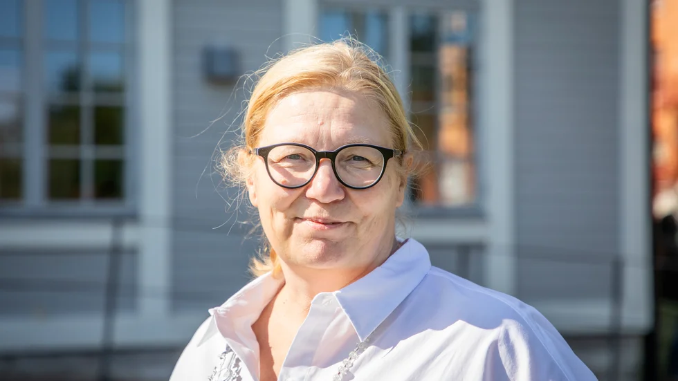 Montessoriskolans rektor Tina Örnberg är glad över att bygglovet för ombyggnaden är klart, och hoppas att det löser sig med ett tillfälligt lov i väntan på att byggarbetena är klara.