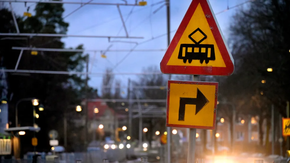 "Ett spårvägsnät byggs upp för snabbspårvagnar/light rail-tåg som med toppfart mellan 100-120 km/tim kan binda ihop hela Gotland till en fungerande studie- och arbetsmarknadsregion."