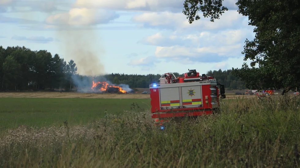En ladugård har brunnit ner utanför Alunda. Räddningstjänsten arbetar för att förhindra vidare spridning.