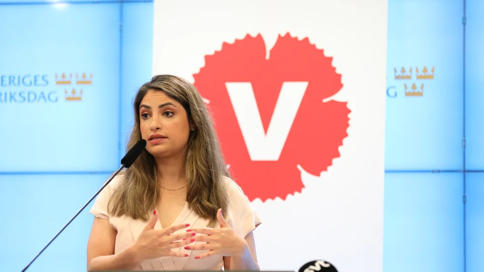 Partiledaren Nooshi Dadgostar (V) har krävt att Stefan Löfven (S) ska genomföra förstärkningar av a-kassan och sjukförsäkringen. 
