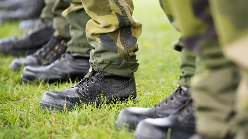 I stället för att marschera fram i grova kängor borde försvarsmakten på Gotland tassa på i ullsockorna för att inte skapa slitningar mellan försvaret och gotlänningarna.
