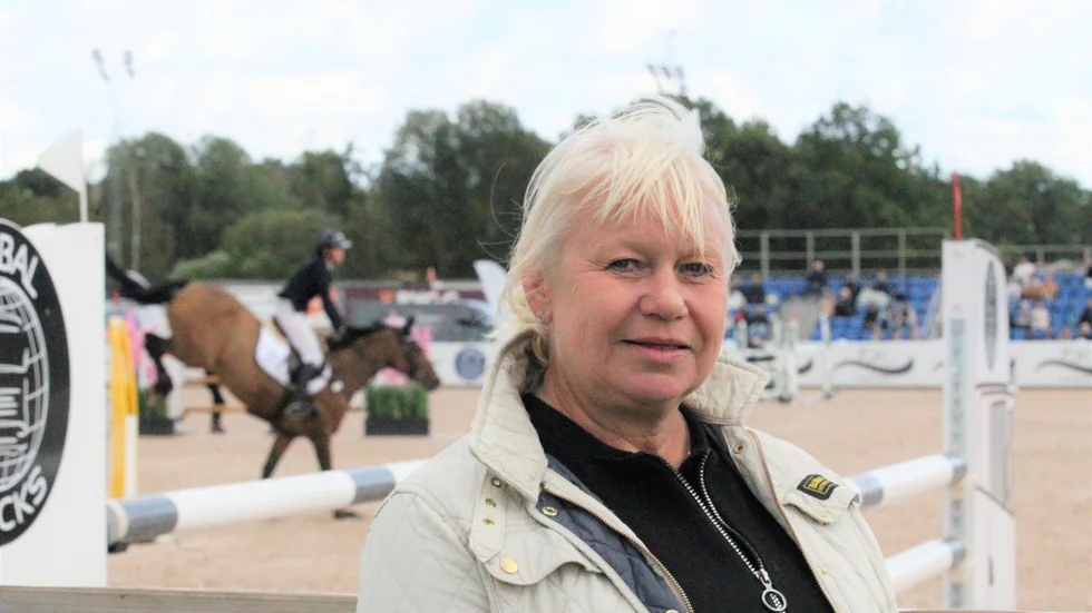 Anita Jonsson på Ridskolornas riksorganisation förklarar varför de allra flesta ridskolorna använder sig av automatisk avtalsförlängning.