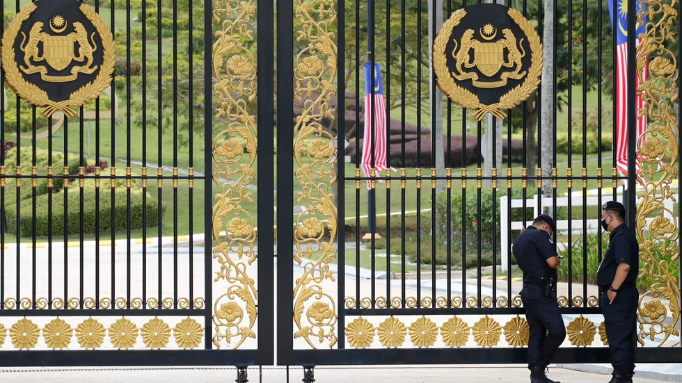 Vakter vid Nationalpalatset i Kuala Lumpur på måndagen.