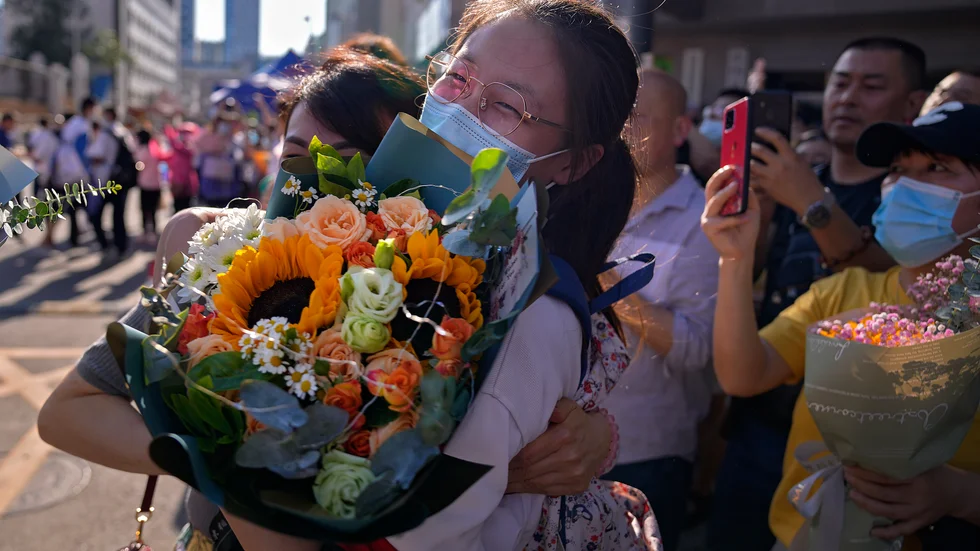 En student i Kina får blommor efter att ha skrivit klart det nationella inträdesprovet gaokao som är avgörande för att komma in på universitetsutbildning – ett prov som många i Kina börjar plugga till redan som barn. Arkivbild.
