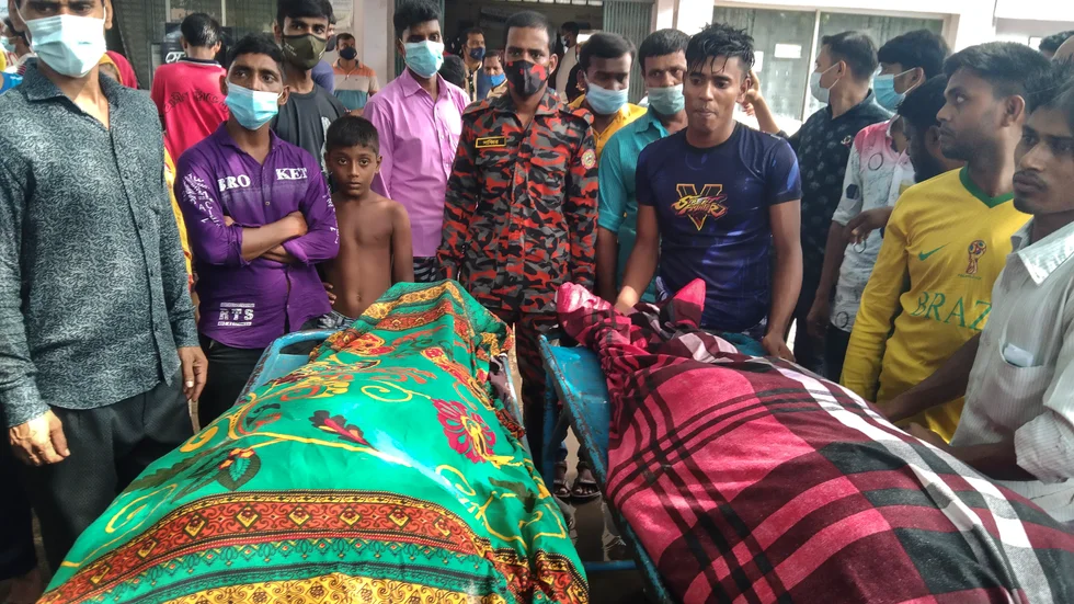 Människor samlas runt offren för blixtnedslagen i västra Bangladesh.