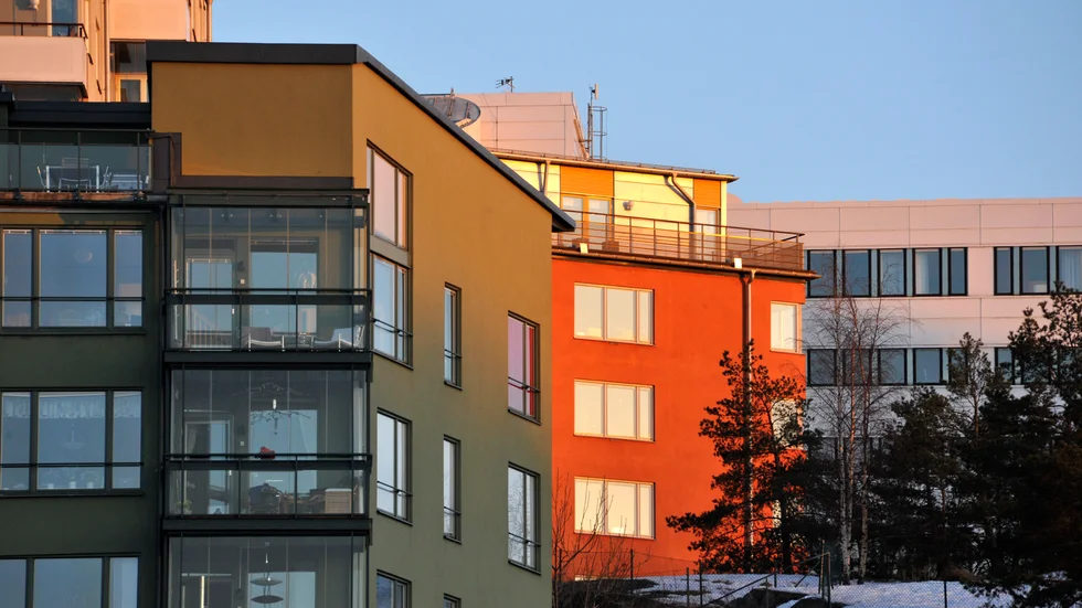 I nulägesbeskrivningen från Boverket (2018), som är en del av regeringens strategi för romsk inkludering under 2012-2032, framgår det att många romer väljer att dölja sitt ursprung för att lättare få bostad och anmäler inte om de blir diskriminerade. Det framgår också att det finns ett stort glapp mellan hur bostadsbolagen och romerna uppfattar situationen. De intervjuade romerna ser återkommande, strukturella problem medan de intervjuade bostadsbolagen menar att diskrimineringen inte finns i deras uthyrningsprocesser. 