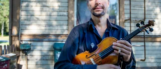 Violinisten som mekar med gamla tramporglar