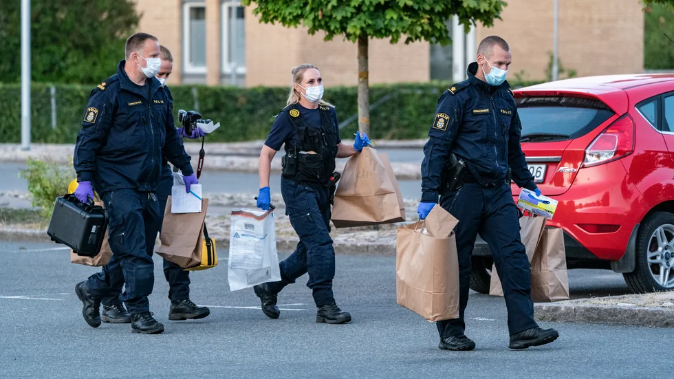 Kriminaltekniker på plats efter skjutningen på tisdagseftermiddagen. Arkivbild.