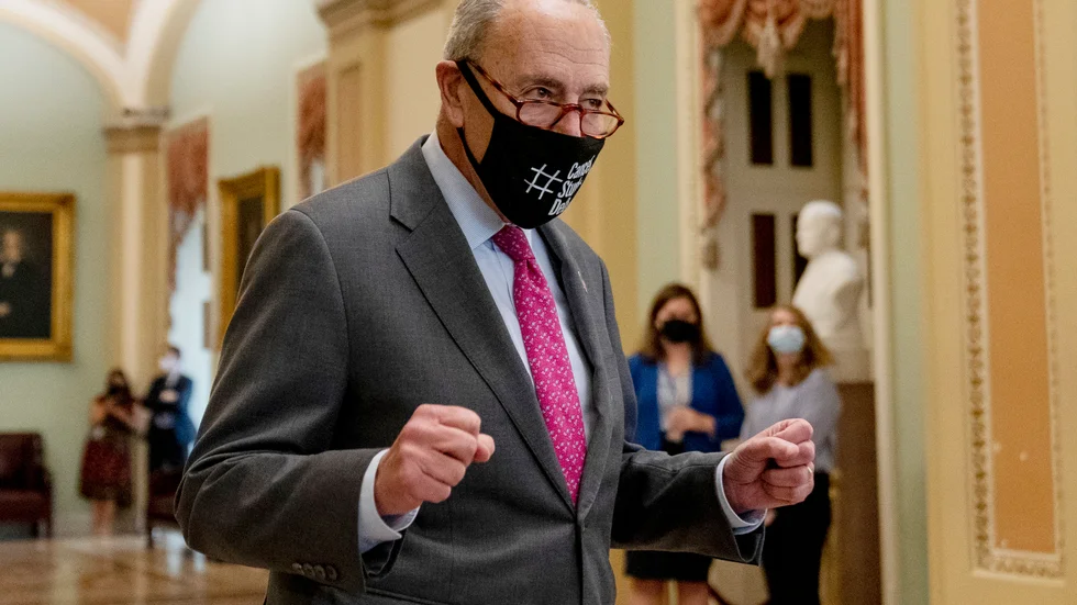 Chuck Schumer, demokratisk senatsledare i USA:s senat, firar segern i omröstningen om ett gigantiskt infrastrukturpaket på tisdagen.