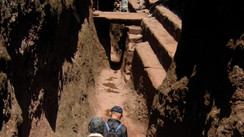 Turister tar sig fram i gångarna som binder samman klippkyrkorna i Lalibela. Arkivbild