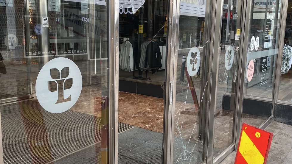 Det var på söndagskvällen som ett okänt antal gärningsmän försökte stjäla klockor från en butik i Lindens köpcentrum