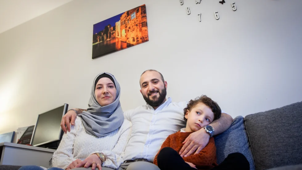 Joudy Alomar, Mhealden Allazkane och deras son Ahmad. I sommar tar Joudy studenten medan Mhealden har fast jobb på Försäkringskassan.
