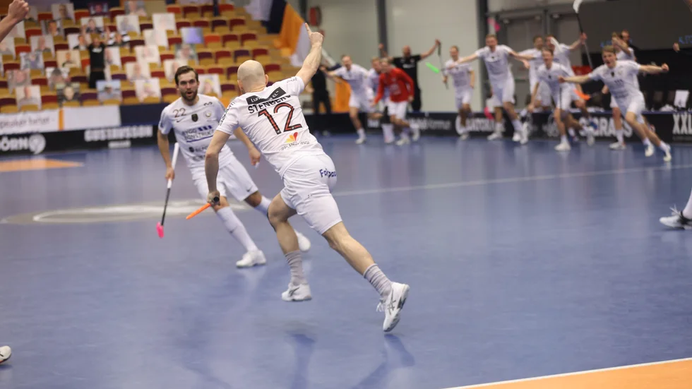 Avgörandet. Henrik Stenberg har precis skjutit 7-6 till Storvreta som därmed är klart för final.