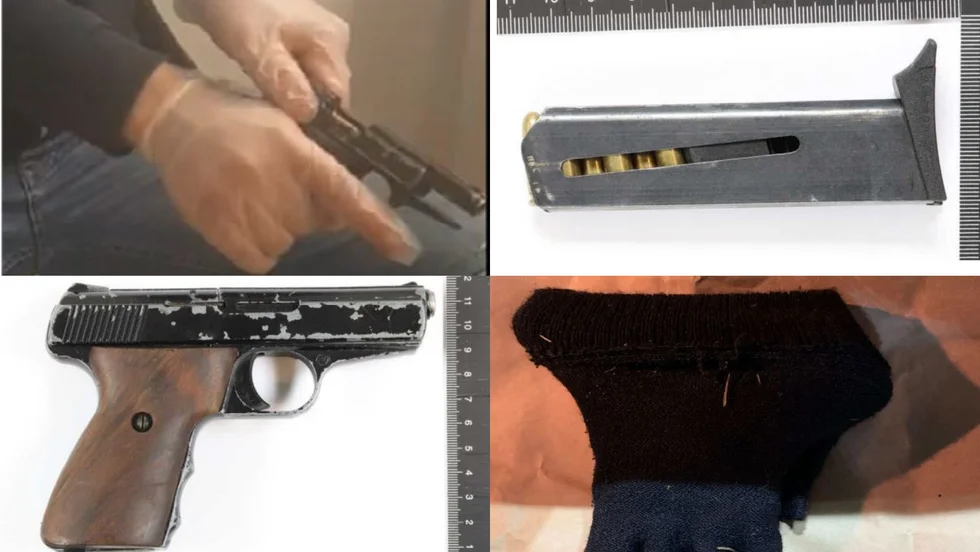 Två pistoler har beslagtagits i utredningen: en startpistol och en pistol med skarp ammunition. Den sistnämnda hittade polisen i en vante, gömd under en enbuske på Tosterön, efter att ha larmats till ett tumult i närheten. 