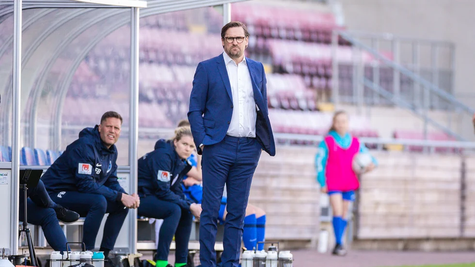 Eskilstuna Uniteds tränare Magnus "Munken" Karlsson under årets damallsvenska premiär.