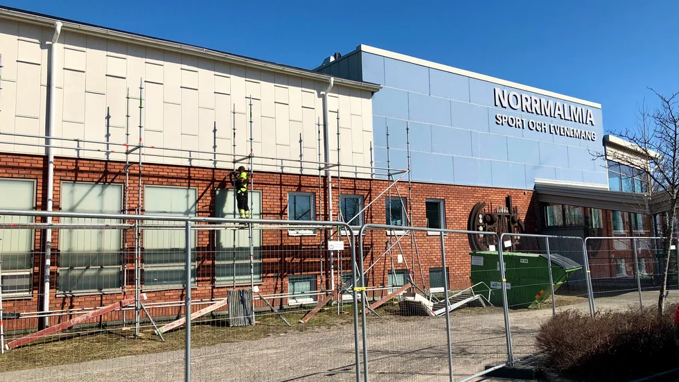 Skadan på Norrmalmias innertak ska åtgärdas permanent, under måndagen fanns Piteå Ställning AB på plats för att montera upp en stor byggställningen på utsidan.