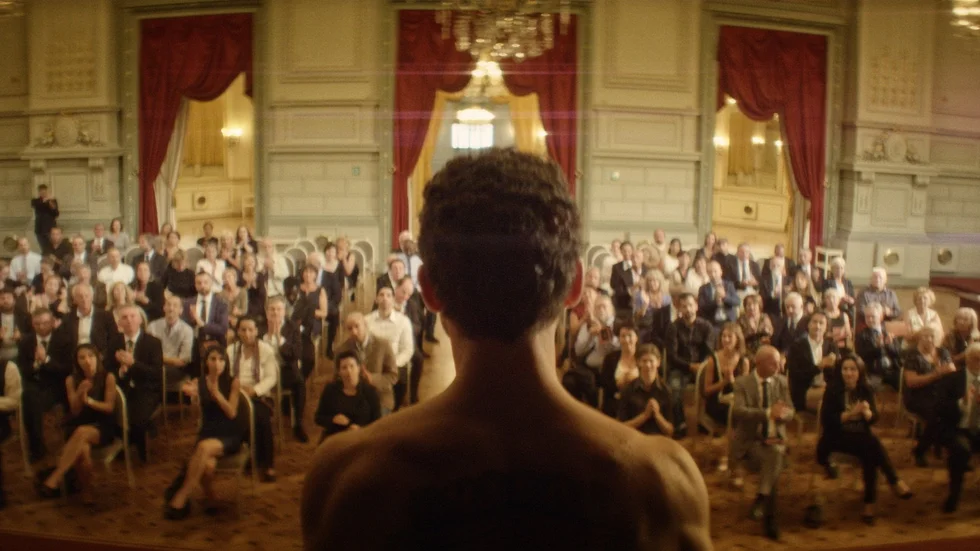 Sam flyr Syrien och blir ett levande konstverk i "The man who sold his skin". Pressbild.