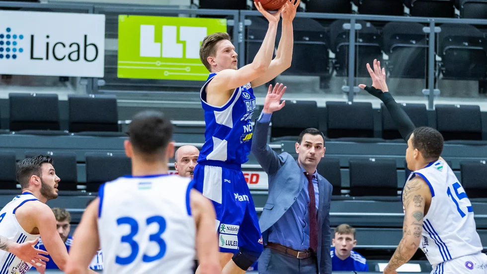 Adam Rönnqvist leder laget som kapten vid premiären.