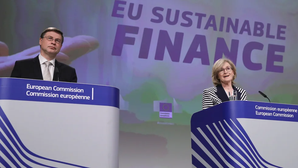 EU-kommissionärerna Valdis Dombrovskis och Mairead McGuinness presenterar förslag på nya bankregler. Arkivbild.
