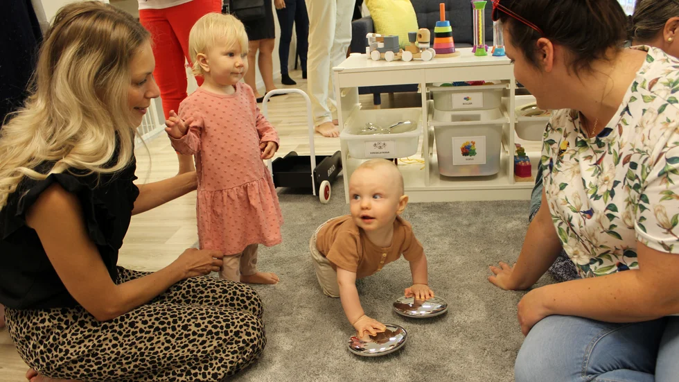 Josefin Landhagen med dottern Enya och Jennie Johansson med sonen Lukas trivdes i nya familjecentralen.
