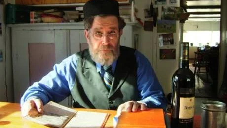 Peter Freudentahl har tagit fram en hel bunt med hagador, den speciella bok som varje deltagare i måltiden ska vara försedd med för att följa med i böner och sånger.