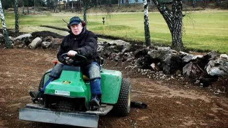 Anders Karlsson är greenkeeper och som konstaterar att mängder av stora stenar och stubbar tagits bort för att förenkla och snabba på spelet.