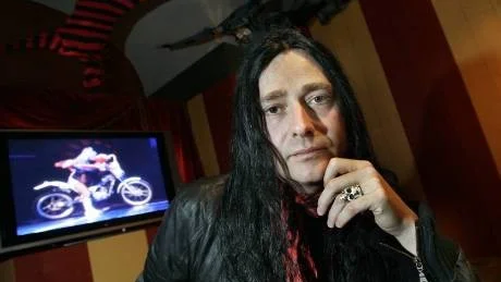 Prisad. Jonas Åkerlund har på nytt vunnit en Grammy - och på nytt för ett samarbete med Madonna. Svensken prisades under Grammygalan natten till måndagen för sin dokumentärfilm om stjärnans senaste turné "The confessions tour".Foto: Jonas Ekströmer/Scanpix