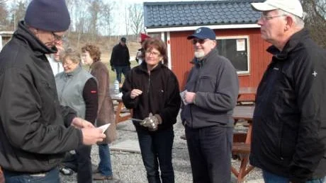 Här ses ett antal medlemmar ur Loftahammars Golfklubb vilka testade banan i Loftahammar på lördagen. Från vänster bland annat Örjan Wingerstad, Anette Wingerstad, Göran Carlsson och Jan Hagel strax innan de går ut på banan för spel. Foto: Ingemar Petersson