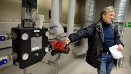 Västerviks kommun får beröm från Naturvårdsverket för sina energibesparande åtgärder i simhallen och bowlinghallen. Lage Haglind, ingenjör på kommunen, visar upp fläktrummet ovanför simhallen som installerades för några år sedan  för att hysa nya och mer energieffektiva ventilationsaggregat. Foto: Anders Steiner