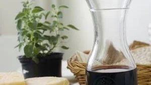 Det gäller att välja rätt vin för att både ost och vin ska komma till sin rätt. Att välja vin med liten strävhet är ett tips. 
Foto: Ida Eklund/Scanpix