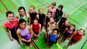 Medaljörer. Trion till vänster: Amanda Bergsten, Sara Björk, Olivia Bergsten. Trion i mitten: Cornelia Grundström, Anna Karlsson och Sofie Gustafsson. Längst bak: Victoria Karlsson och Emma Askbrant. Fyrmannalaget som blev tvåa: Sara Nilsson, Louise Karlsson, Josefine Lindström och Emmie Fahlström. Längst till höger laget som vann: Hedvig Larsson, Hedvig Holgersson, Fanny Askbrant och Louise Ring. Foto: Anders Liljegren
