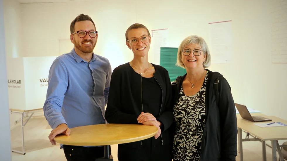 Under tisdagen ställdes lokalerna iordning inför att ta emot de som vill rösta i förtid. På bilden syns Jonas Gunnarsson, socialdemokrat och ordförande i valnämnden, Margareta Johansson, valsamordnare, och Ann-Katrin Karlsson, valadministratör.