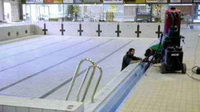 Simhallen ska förvandlas från byggarbetsplats till ett nyrenoverat badtempel på tre veckor.